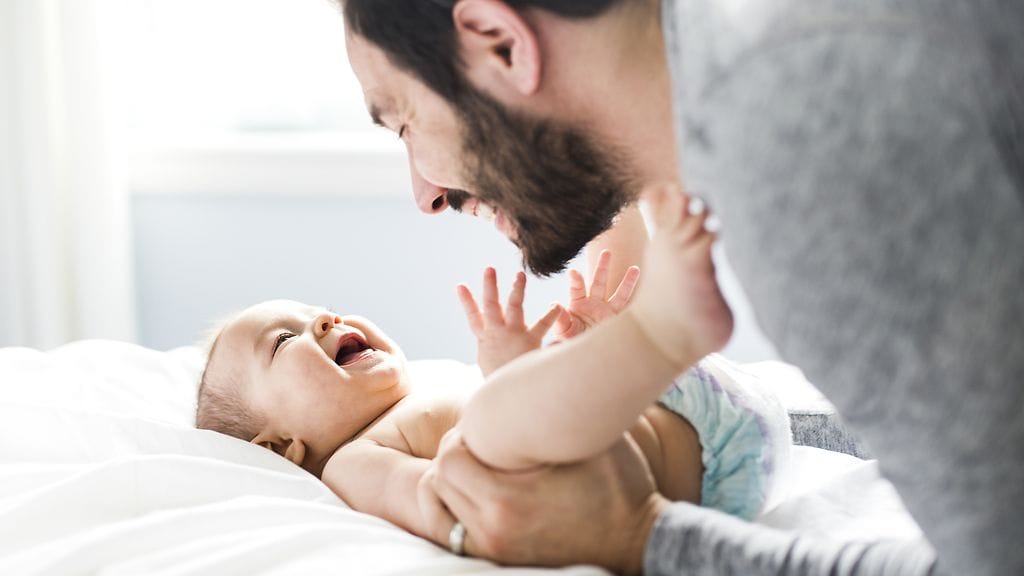 Vauvat, jotka näyttävät isältään, viettävät todennäköisemmin enemmän aikaa isänsä kanssa. Tällä on positiivinen vaikutus terveyteen.