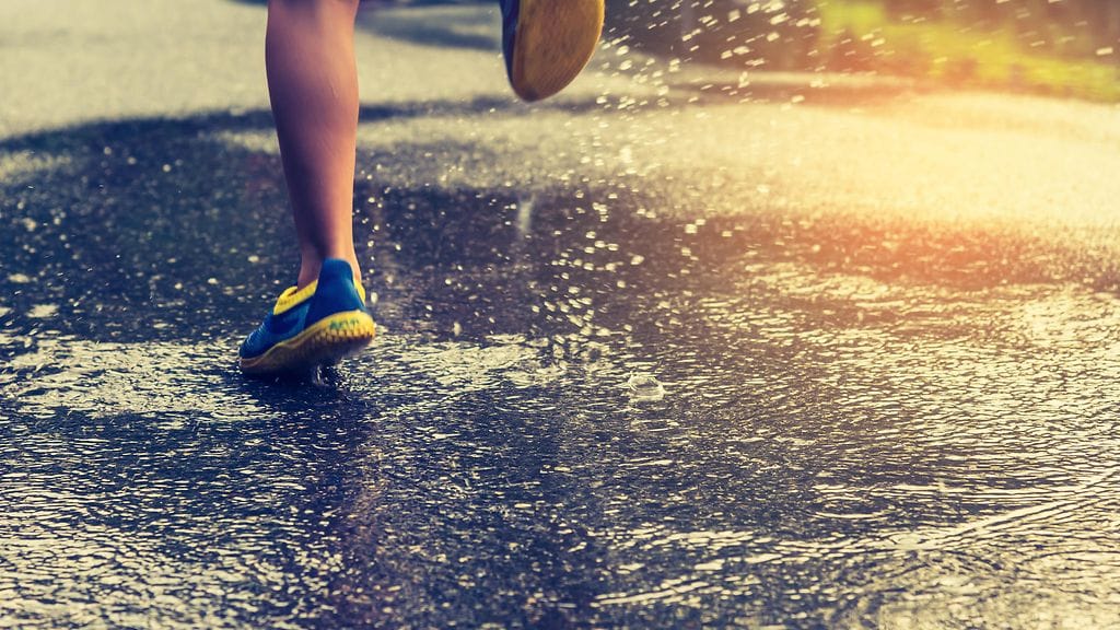 Isä laittoi lapsensa juoksemaan koulumatkansa tämän kiusattua muita lapsia koulubussissa. Kuvituskuva.