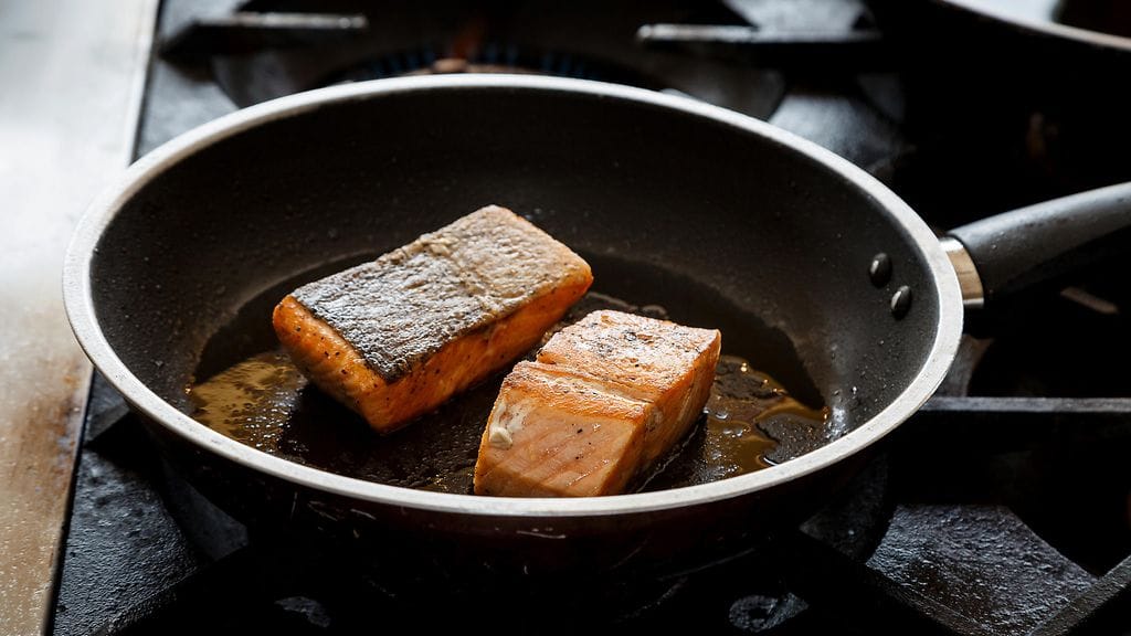 Tarpeeksi kuuma pannu on yksi tärkeimmistä asioista lohen paistamisessa.