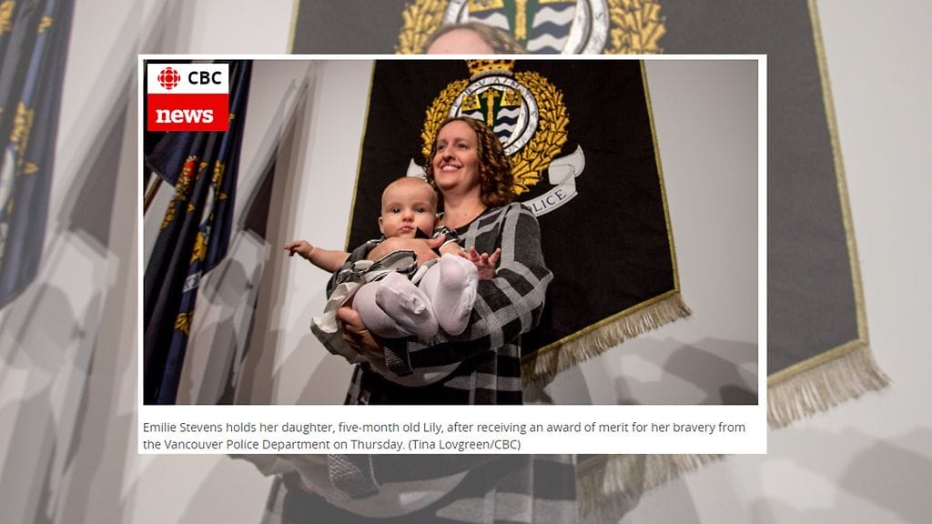 lily-vauva oli mukana, kun Stevens sai maaliskuussa 2018 teostaan tunnustuksen paikallisilta poliiseilta. Kuvan lähde CBC News