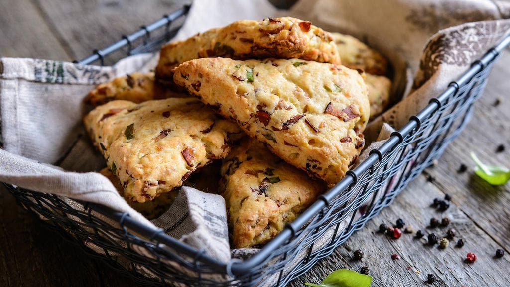 Teeleivät saavat uuden säväyksen puolukoista ja kookoshiutaleista.