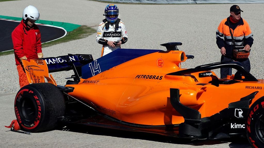Tuttu näky viime vuosilta: Fernando Alonson McLareniin iski tekninen vika.