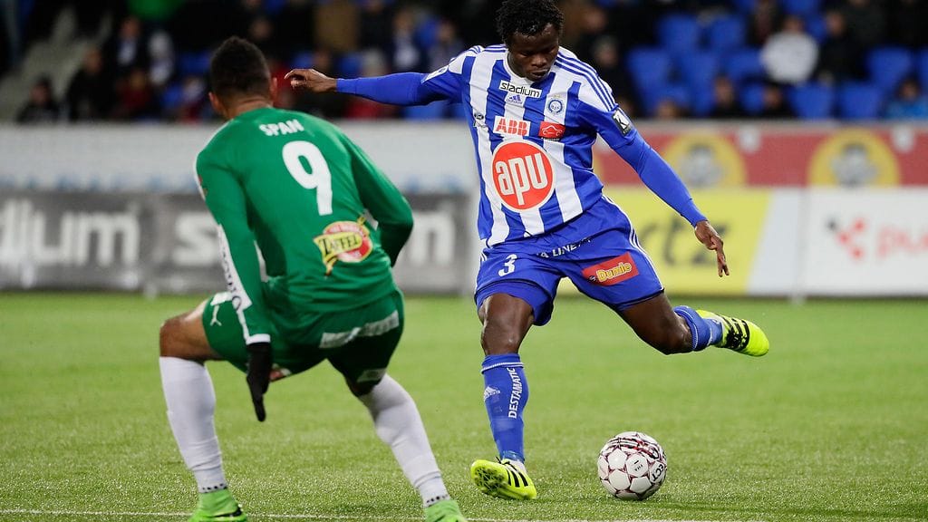 Taye Taiwo (oik.) HJK:n paidassa lokakuussa 2016.