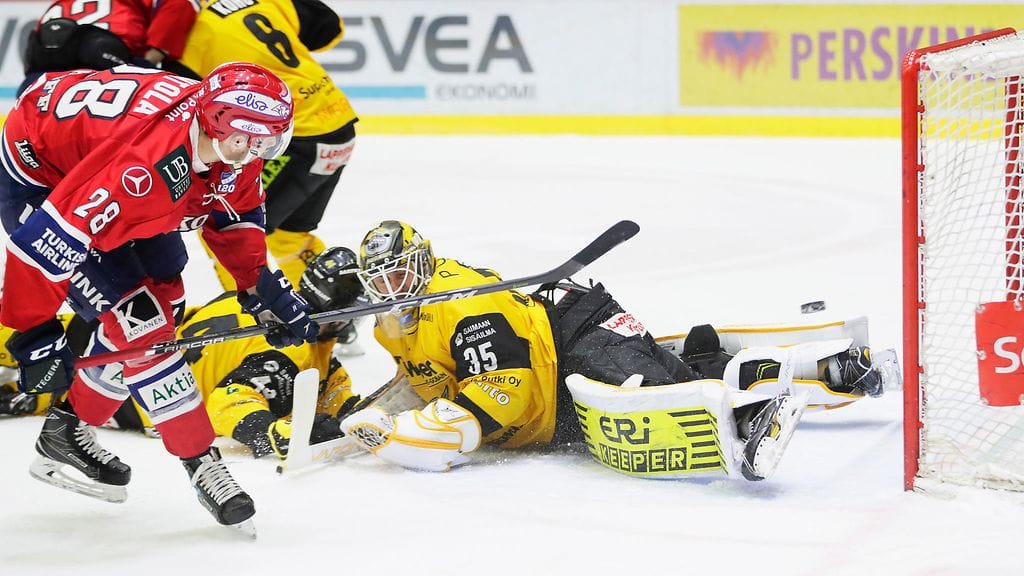 Jerry Ahtola nostaa kauden ensimmäisen osumansa.