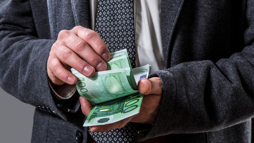 Kuvituskuva. Helsingin poliisin viestintäjohtajaan liittyvässä lahjusepäilyssä on kyse yli 3 000 euron rahasummasta.