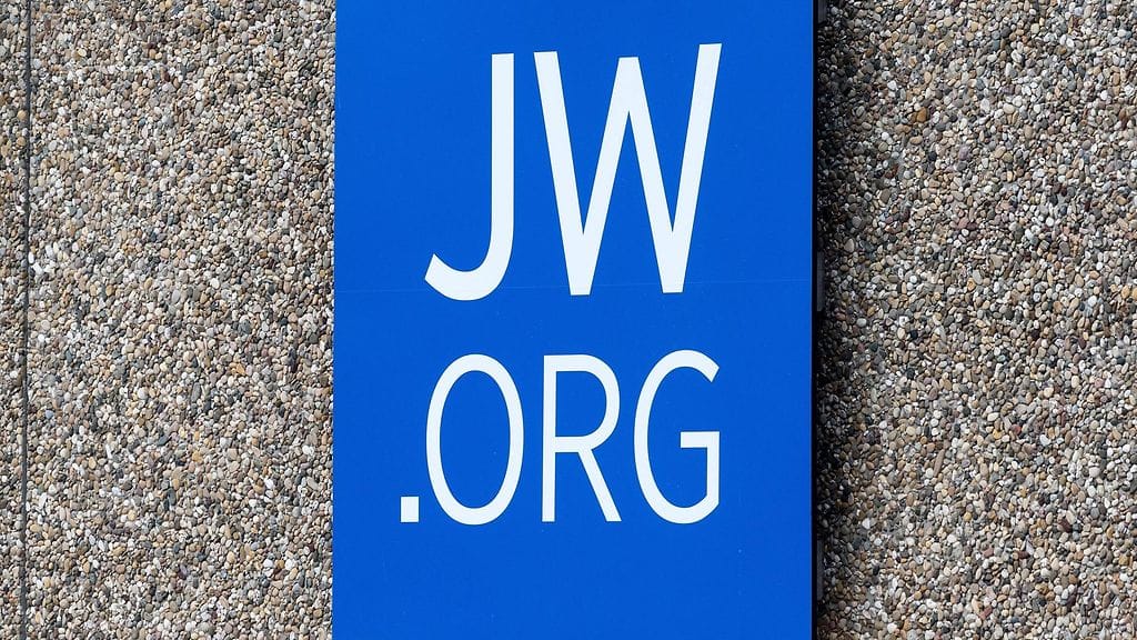 Nainen sytytti jehovantodistajien valtakunnansalissa tuolin tuleen.