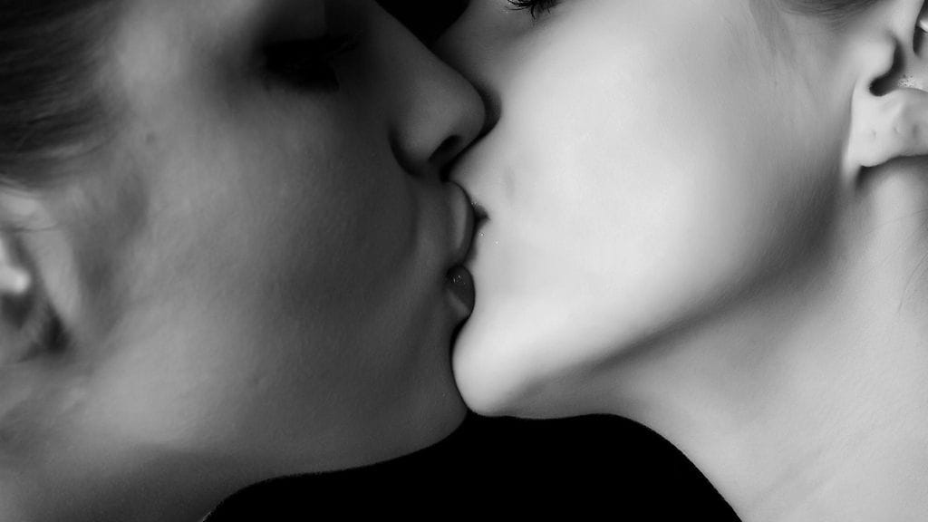 Erityisesti nuoret naiset ovat kiinnostuneita ja myös hankkivat seksikokemuksia naisten kanssa, vaikka olisivat pääsääntöisesti kiinnostuneita miehistä. Kuvituskuva.