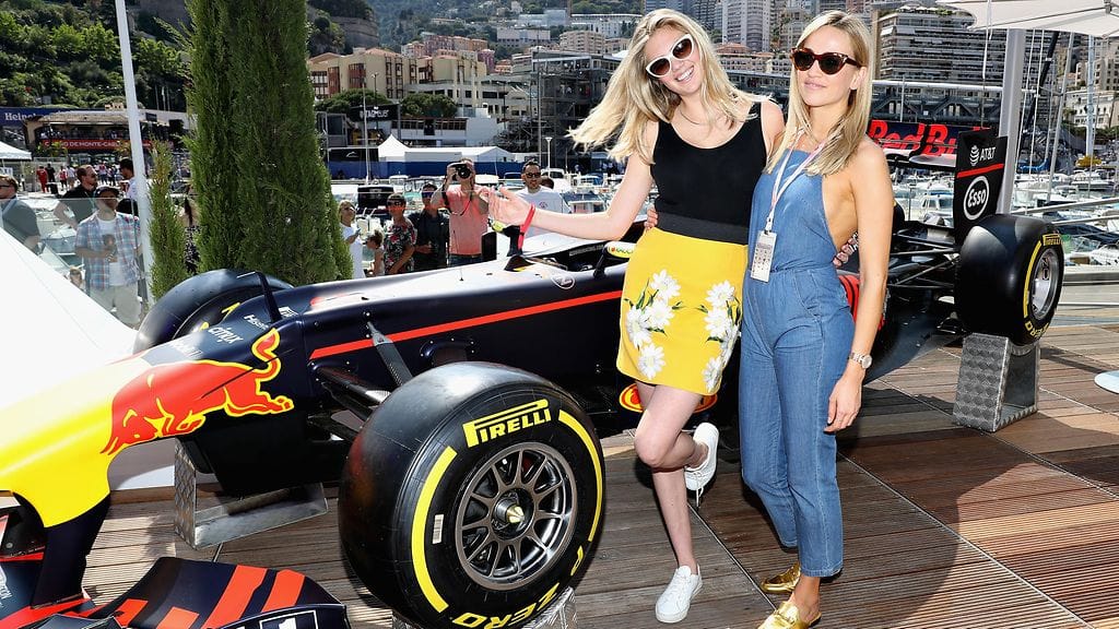 Carmen Jorda (oik.) poseeraa malli Kate Uptonin kanssa Red Bullin auton edessä viime toukokuun Monacon GP:n yhteydessä.