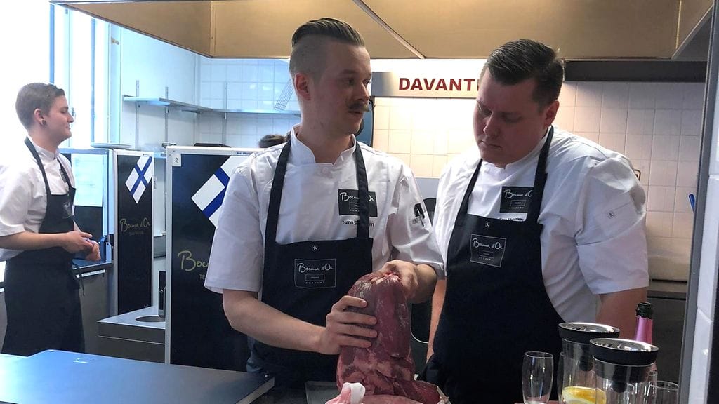 Suomen eustaja Ismo Sipeläinen ja valmentaja Eero Vottonen valmistautuvat Bocuse d'Or-kilpailuihin.