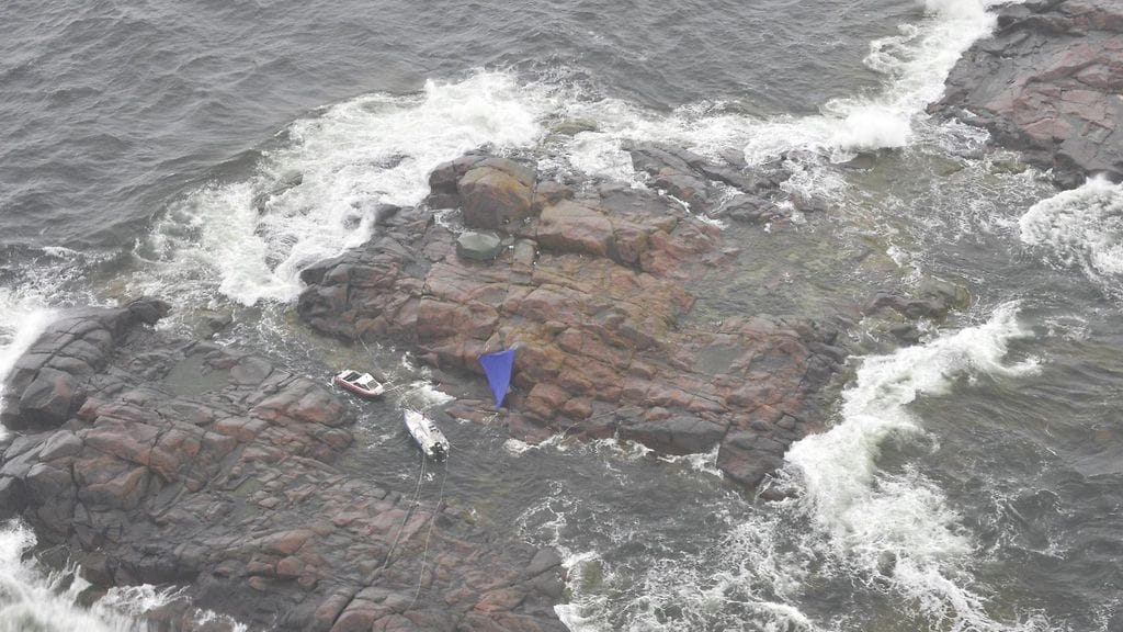 Uroshaahkan metsästäjiä pressun alla suojassa ulkoluodolla Hangon edustalla 3. kesäkuuta 2012.