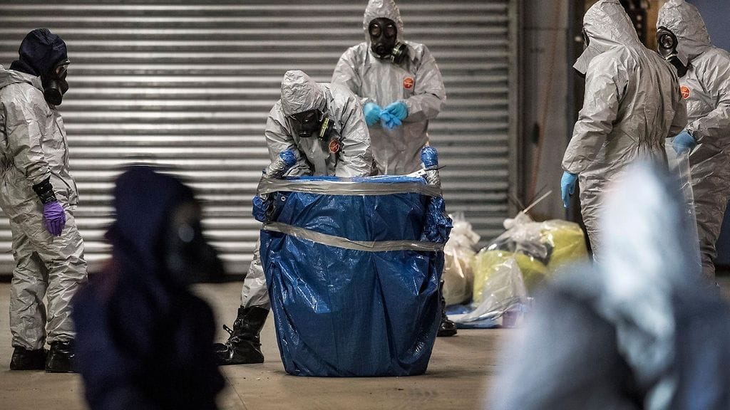 Poliisi tutki paikkaa, jossa Skripal ja hänen tyttärensä tuupertuivat. Viranomaiset käyttivät suojavarusteita, sillä yksi paikalle tulleista poliiseista joutui myös sairaalaan altistuttuaan samalle aineelle kuin venäläiskaksikko.
