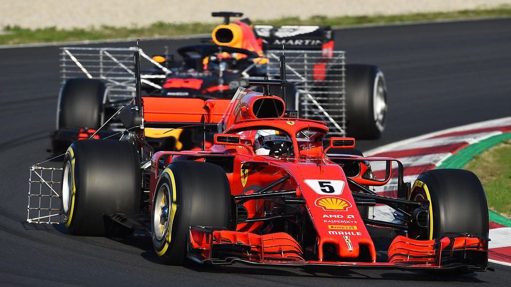 Ferrarin Sebastian Vettel ja Red Bullin Max Verstappen Barcelonan F1-testeissä.