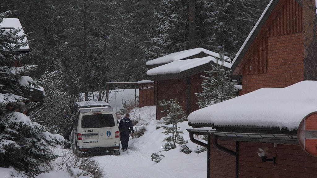 Poliisi tutki rikospaikkaa maaliskuussa.