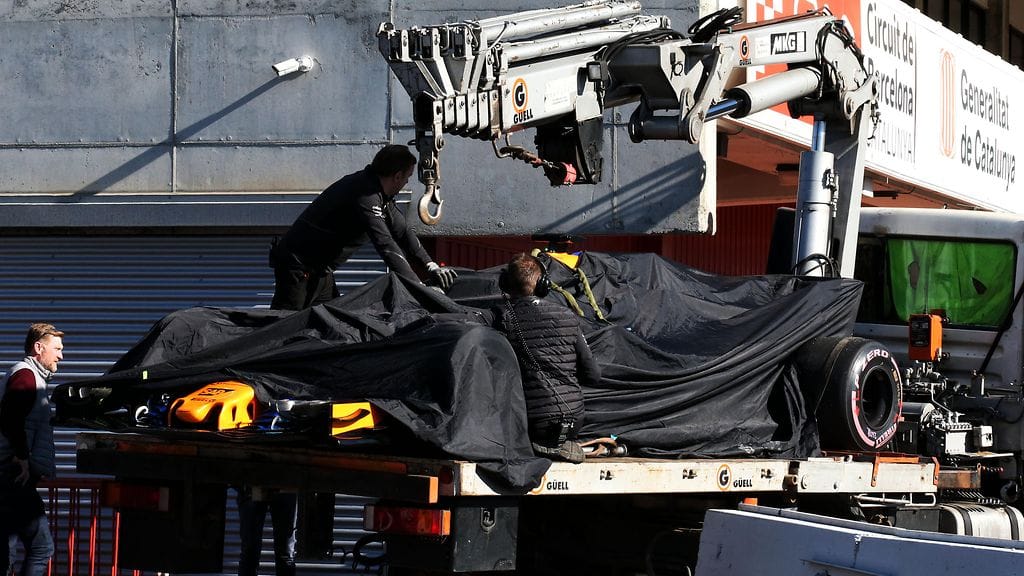 Alonson McLaren tuotiin lavetilla takaisin varikolle perjantaina.