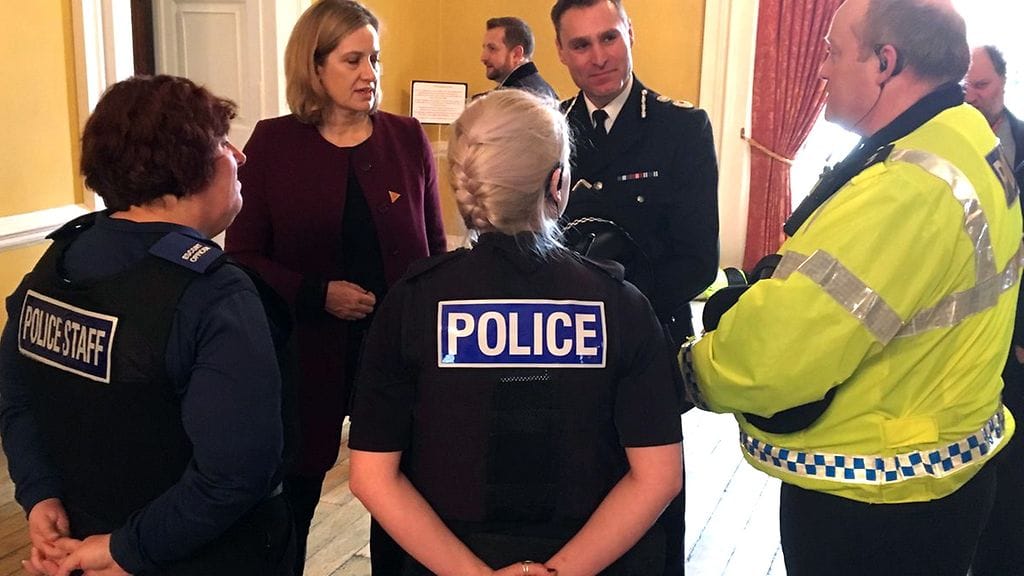 Heidän myrkyttämisessään käytettiin vaarallista hermomyrkkyä. Asiasta uutisoi ABC-uutiskanava. Jauhemuodossa olevaa hermomyrkkyä päätyi ex-agentin autoon.