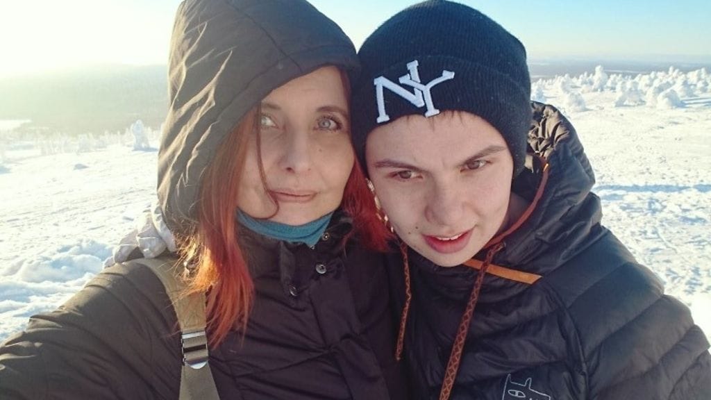 Kaksi vuotta sitten Terhi Vanhan 21-vuotias poika Jussi sai paikan tehostetun asumisen hoitokodista Rovaniemeltä. Puoli vuotta muuton jälkeen asumisyksikkö myytiin suuremmalle toimijalle ja samalla alkoi Jussin oireilu.