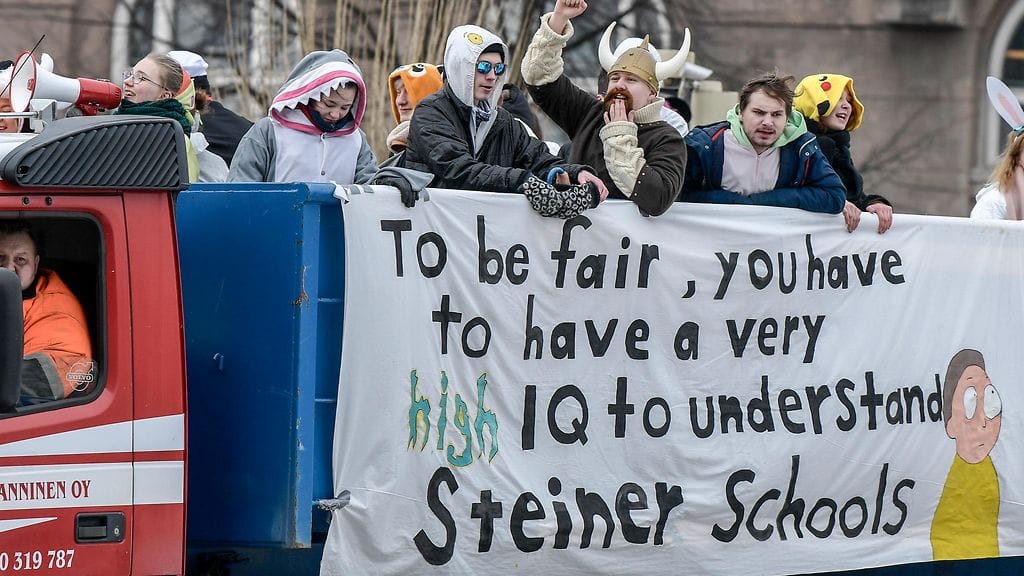 Lukionsa päättäviä abiturientteja penkkariajelulla.