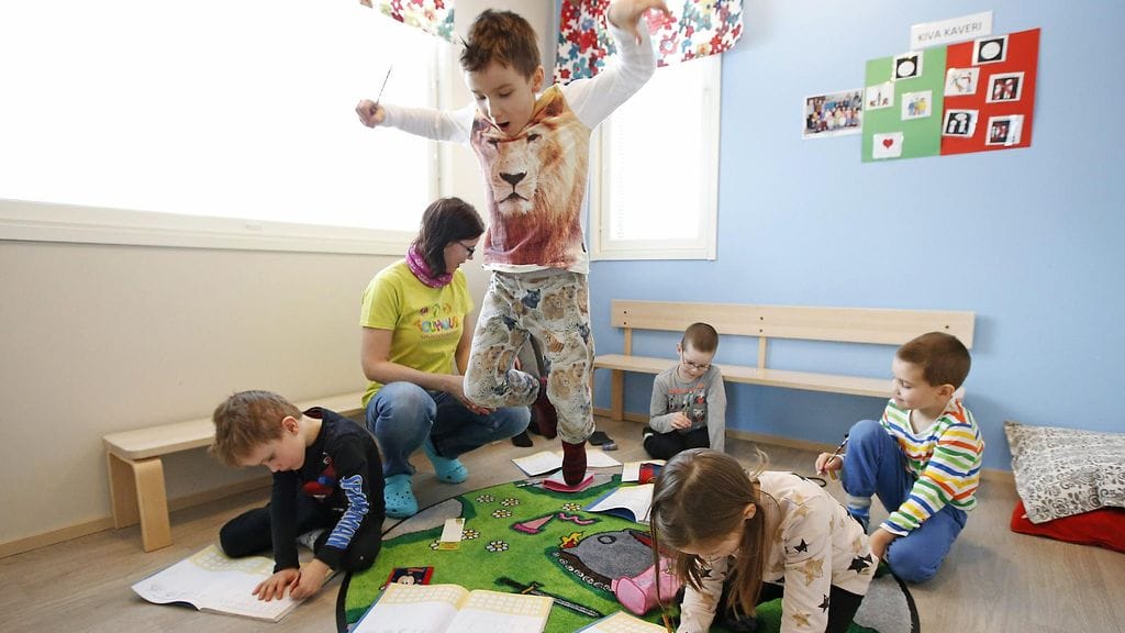 Eskariryhmä tekemässä liikunnallisia eskaritehtäviä.  Arkistokuva.