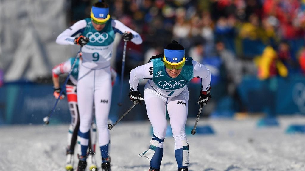 Suomi nappasi Pyoengchangin olympialaisten maastohiihtomatkoilta neljä mitalia, Norja neljätoista. Kuvassa kolme Suomen mitaleista napannut Krista Pärmäkoski Kerttu Niskasen edellä.