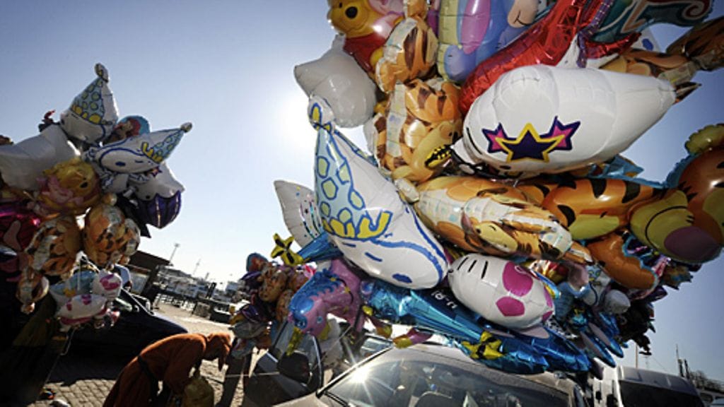 Suomessa heliumpallot ovat erityisen suosittuja vapun aikaan. Kuvistuskuva.