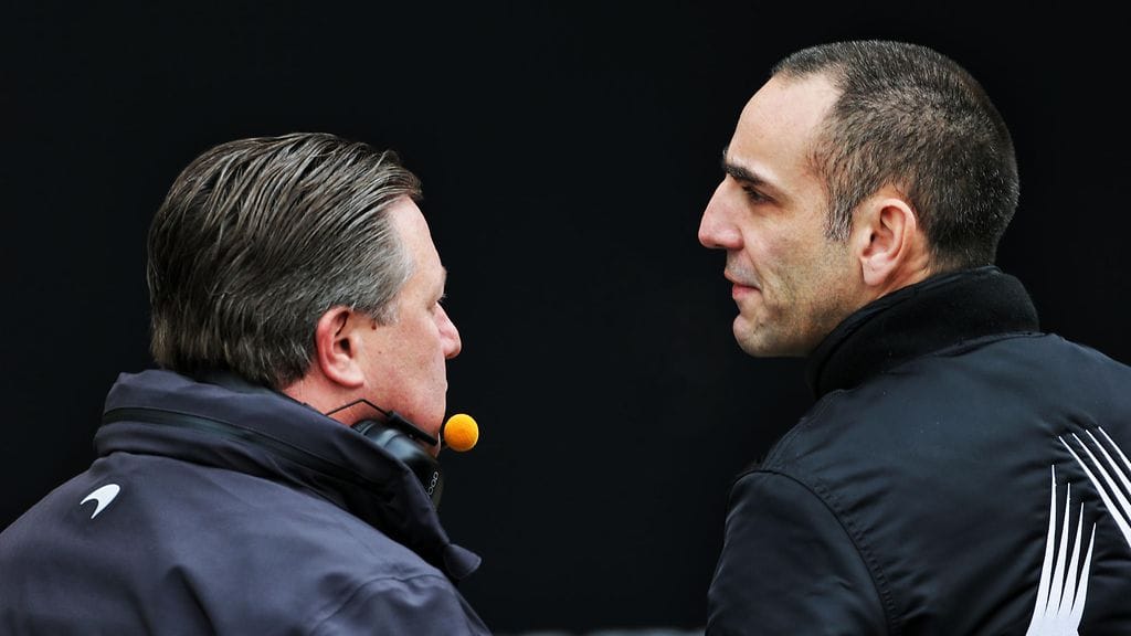 Zak Brown (vas.) keskustelussa Renault-pomo Cyril Abiteboulin kanssa.