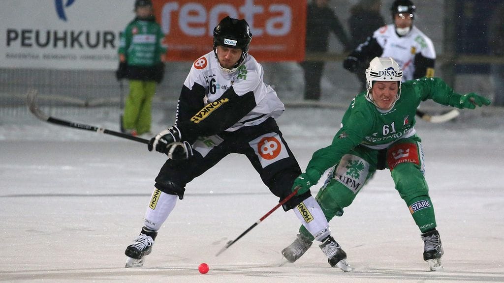 Veiterän Emil Fedorov (oikealla) ja Kampparien Jari Purovirta (vasemmalla) vastakkain jääpallon Bandyliigan loppuottelussa.