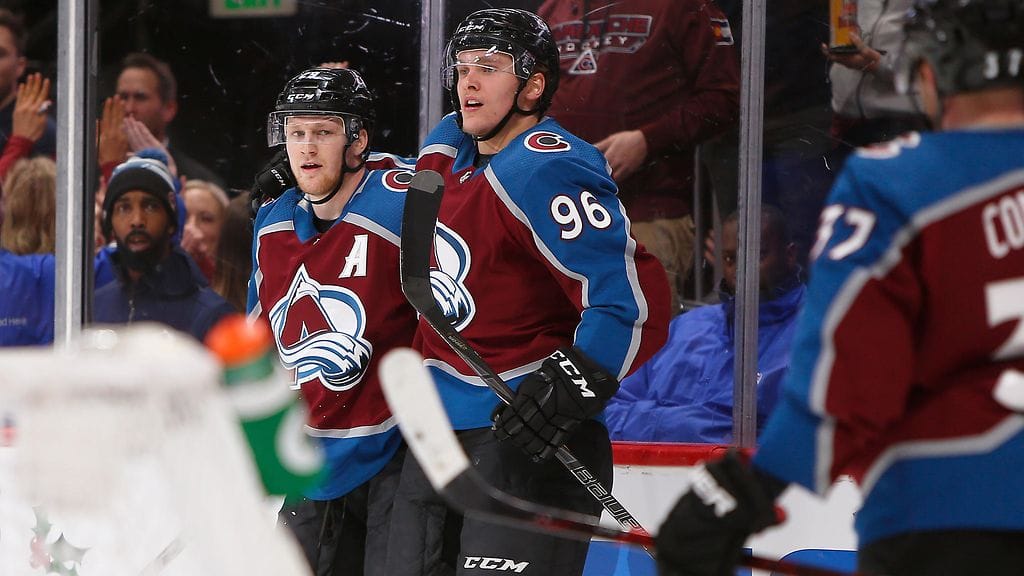 Nathan MacKinnon (vas.) ja Mikko Rantanen.
