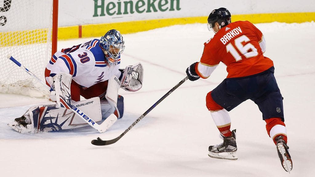 Aleksander Barkov harhauttaa Henrik Lundqvistin ulos tilanteesta.