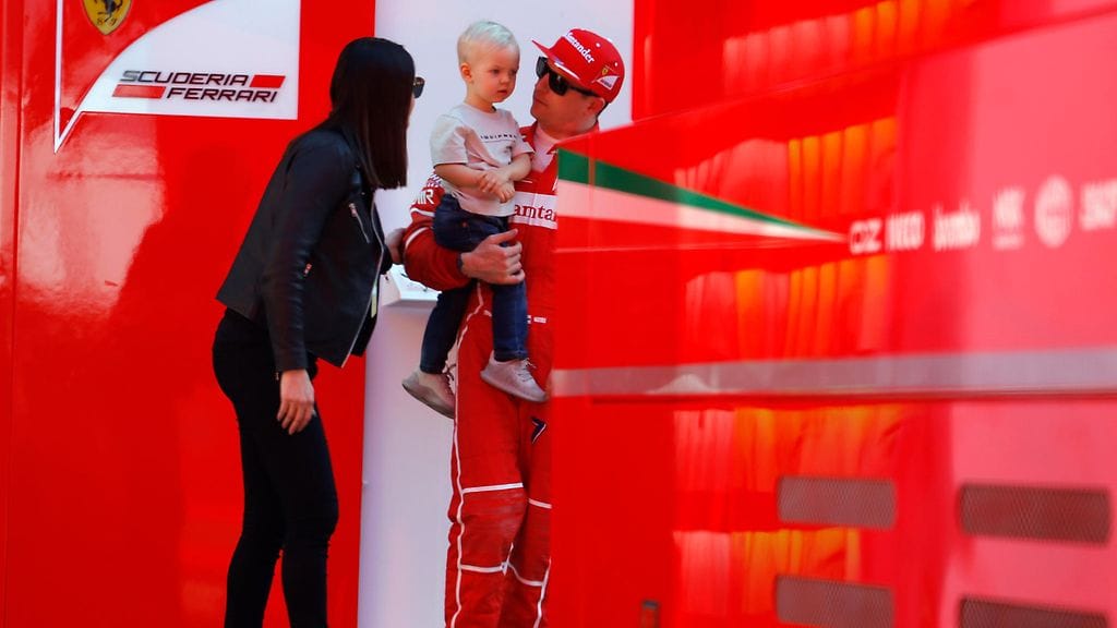 Kimi Räikkönen perheineen Barcelonan testeissä.