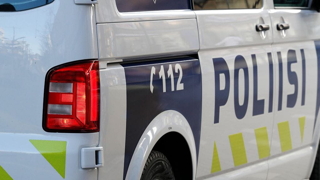 Noin 25-vuotias mies otettiin kiinni, ja häntä epäillään muun muassa törkeästä liikenneturvallisuuden vaarantamisesta ja kulkuneuvon kuljettamisesta oikeudetta.