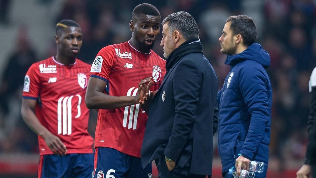 Lillen pelaajat joutuivat pakenemaan omia kannattajiaan lauantain kotiottelussa.