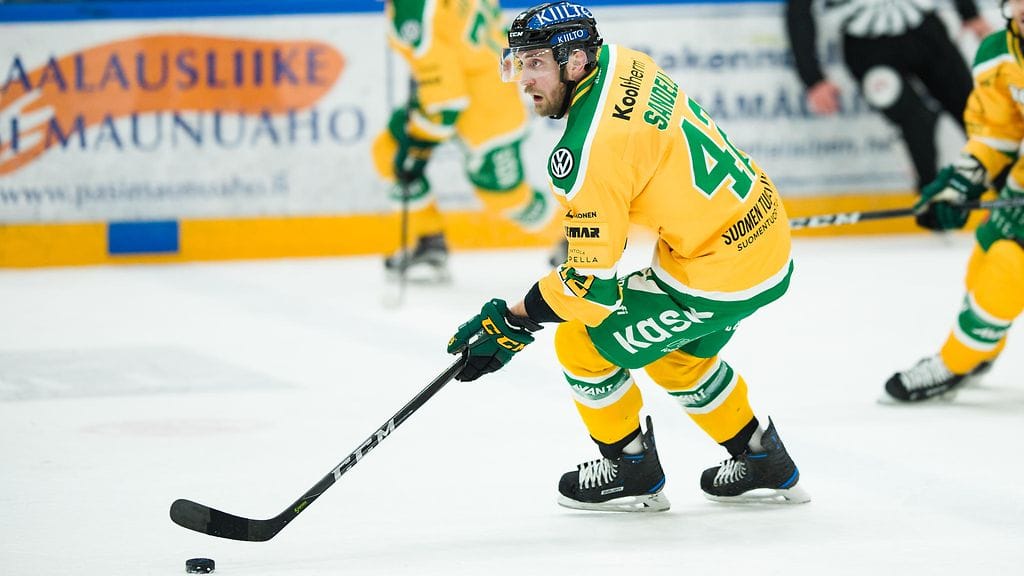 Karri Kiven valmentaman Ilveksen kausi päättyi runkosarjaan sijalle 11. Kuvassa kiekossa Sami Sandell.