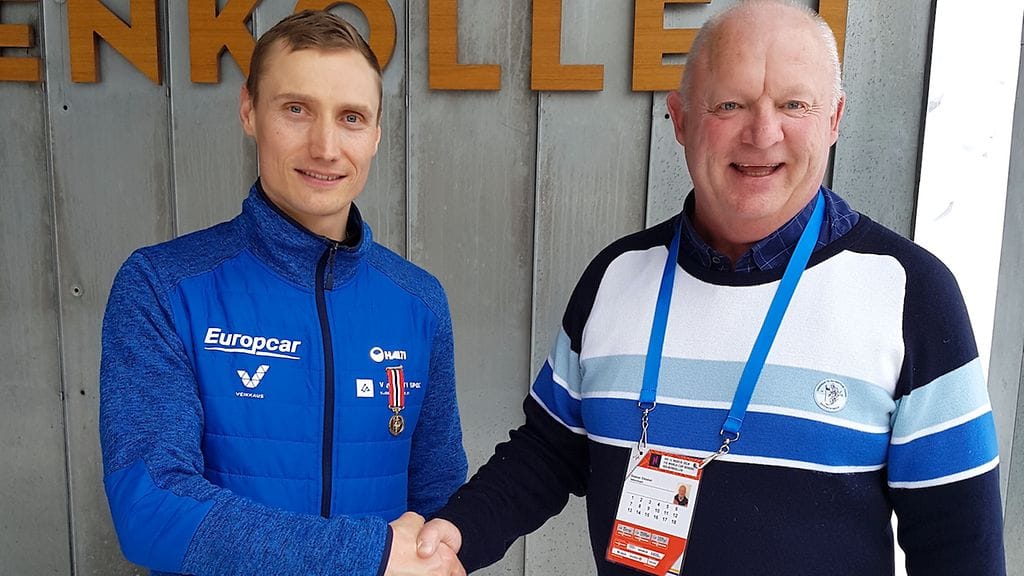 Hannu Manninen (vasemmalla) ja Skiforeningenin apulaispääsihteeri Steinar Eidaker (oikealla).