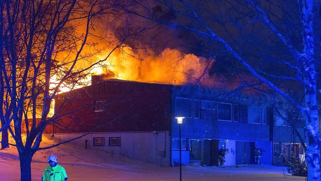 Yksi ihminen on kuollut yöllä syttyneessä rivitalon asuntopalossa Kotkan Karhulassa 11. maaliskuuta 2018. Rivitalon kaksikerroksisen päätyhuoneiston yläkerta tuhoutui palossa täysin, ja alakertaan tuli huomattavia vesi- ja savuvahinkoja.
