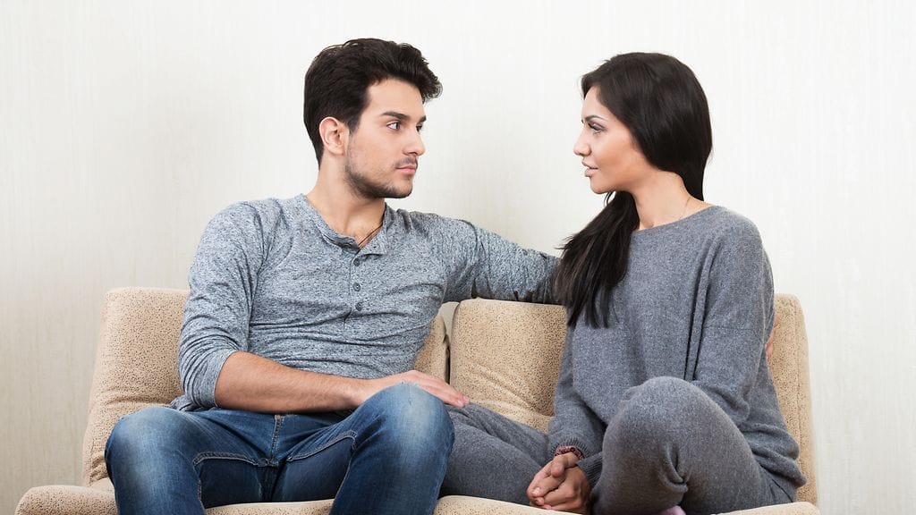 pariskunta keskustelee