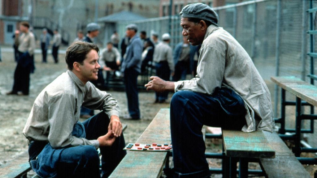 Tim Robbins ja Morgan Freeman näyttelevät toveruksia hankalissa vankilaoloissa.