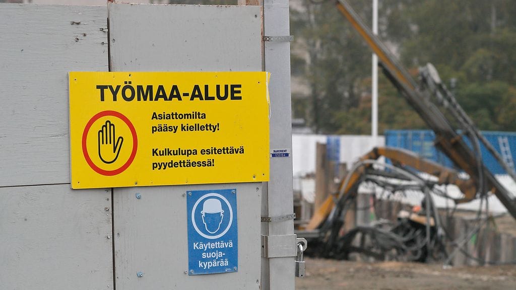 Yritysten syytetään laiminlyöneen työmaan työturvallisuuden aiheuttaen alihankkijana työskennelleen rakennusmiehen kuoleman.