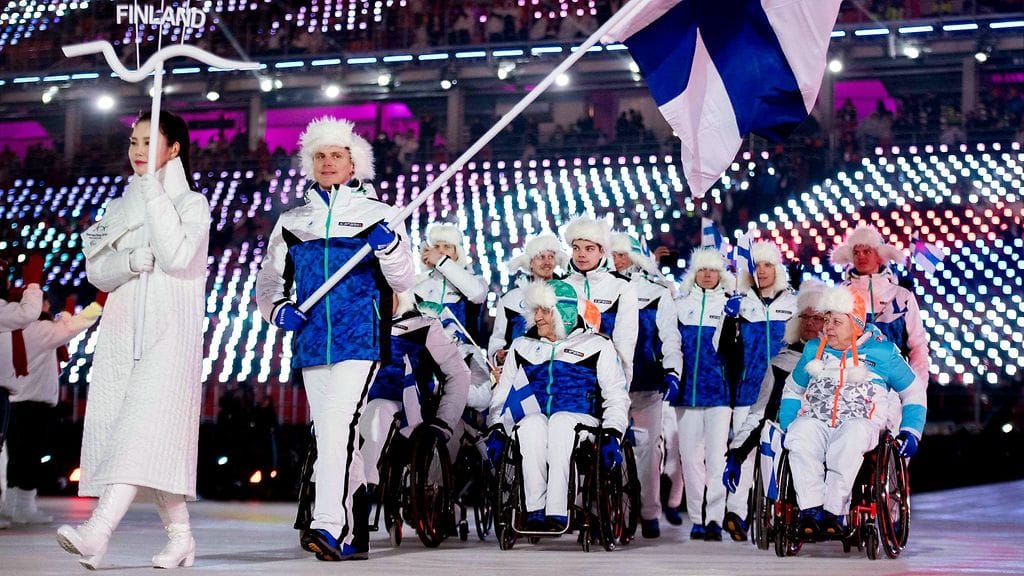 Matti Suur-Hamari kantoi Suomen joukkueen lippua paralympialaisten avajaisissa.