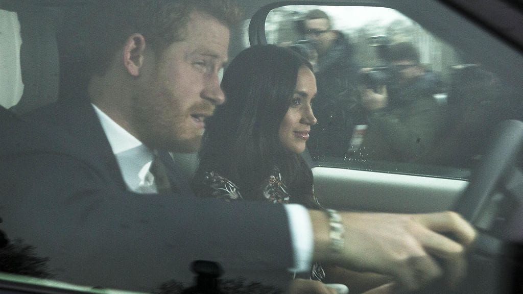Prinssi Harry ja hänen tuleva vaimonsa Meghan Markle salamavalojen välkkeessä.