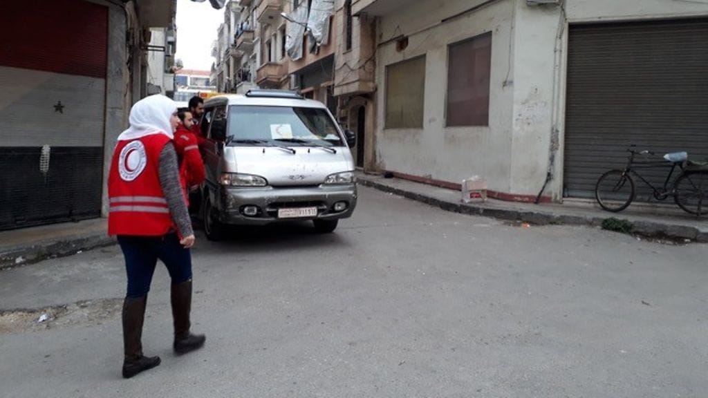 Syyrian Punaisen Puolikuun liikkuva fysioterapiatiimi Homsissa lähtee kotikäynneille.