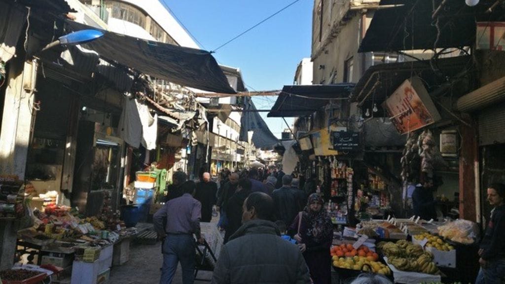 Ruokamarkkinoilla käy lauantaiaamun kuhina.