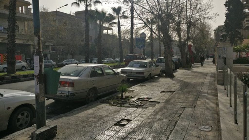 Hurttia kertoo kävelleensä lähes joka aamu töihin kuten moni muukin. Damaskoksessa ei koskaan tarvinnut pelätä ketään, mutta suojatien ylittämisessä sai olla tarkkana.