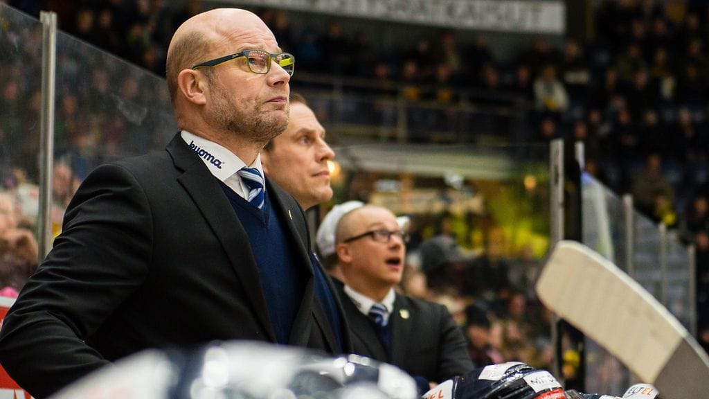 Juuso Hahl (taaimmaisena valmentajista) jatkaa Jukurien apuvalmentajana, kun taas Risto Dufva lähtee pääluotsin tehtävästä. Ville Nieminen (keskellä) suuntaa puolestaan Pelicansin päävalmentajaksi.