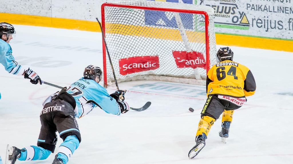 David Goodwin laukoo illan ensimmäisen osumansa.