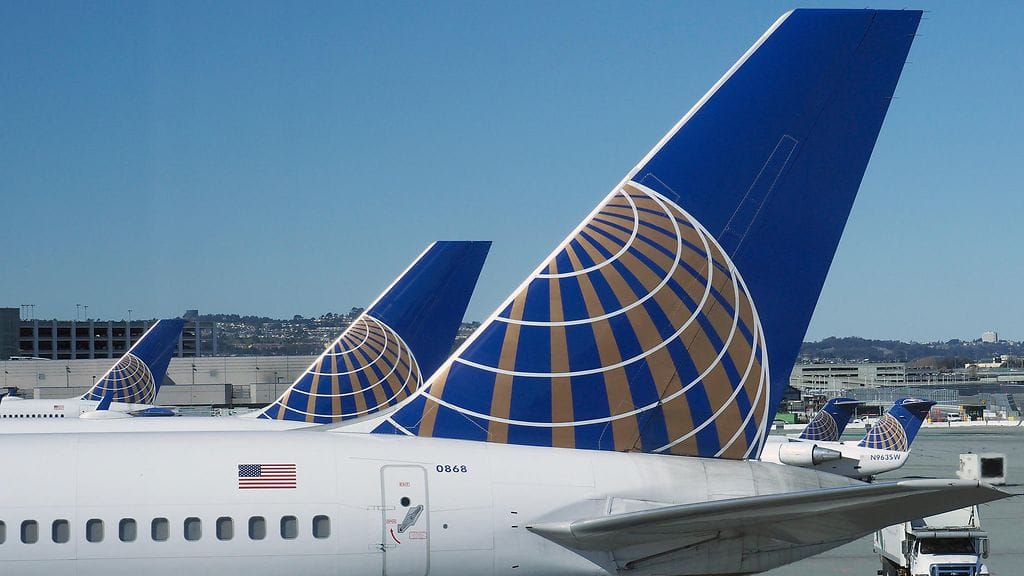 United Airlinesin lento 839 Yhdysvalloista Los Angelesista laskeutumaan Sydneyn kentälle polttoaineen loputtua. Kuvituskuva.