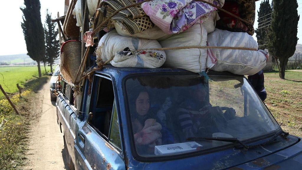 Afrinin kaupungissa käytävät taistelut ovat pakottaneet tuhannet ihmiset jättämään kotinsa, ja suuntaamaan kohti Syyrian hallinnon joukkojen hallussa pitämää aluetta.