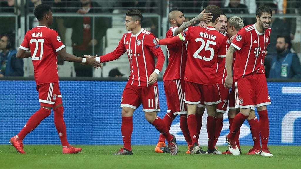 Bayernin pelaajat tuulettavat maalia Besiktasin verkkoon.