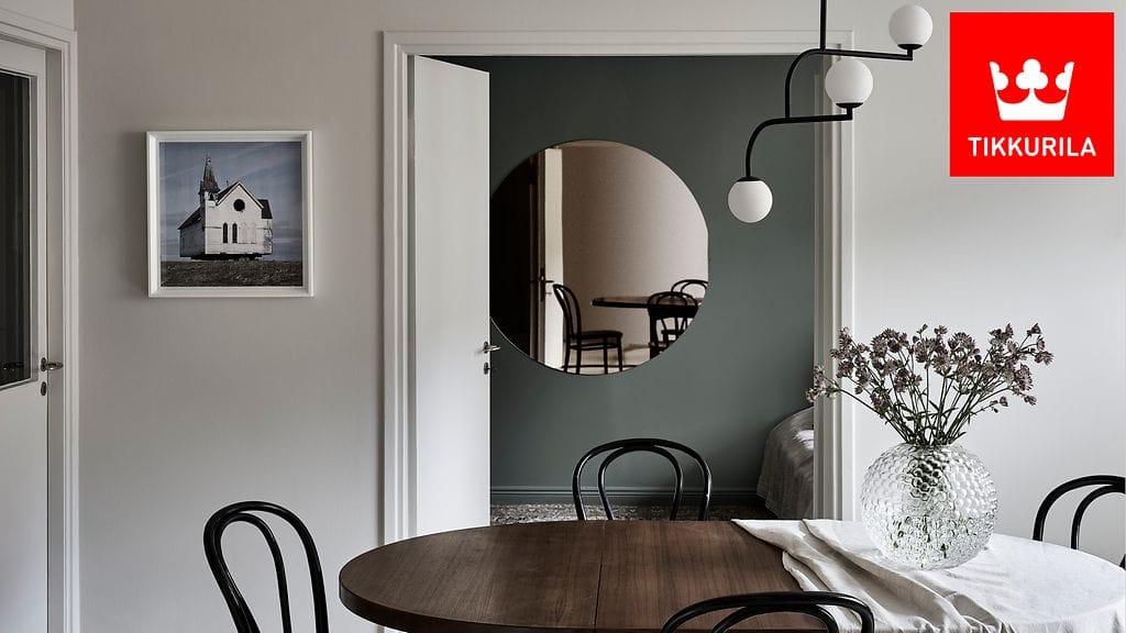 Kaunis kontrasti huonetilojen välillä syntyy vaaleasta Tikkurilan Y497 Piazza -sävystä ja takaseinän upeasta vihreästä K444-sävystä (Tikkurila Symphony värijärjestelmä).