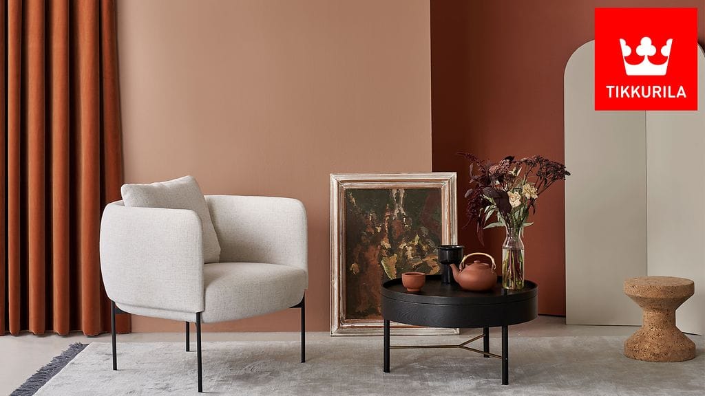 Poltetut sävyt luovat lämpimän tunnelman kotiin. Seinässä Tikkurilan N405 Ruukku ja S471 Etruski ja sermissä Tikkurilan Y487 Piazza.