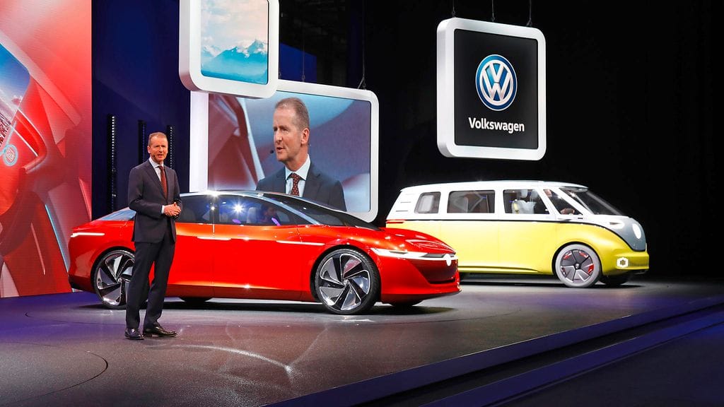 Volkswagenin ID-mallistosta on tulossa älykäs. Kuvassa etualalalla ID Vizzion ja taustalla ID Buzz.